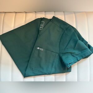 Figs 1 pocket scrub top. XS. British racing green color.
